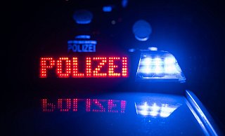 Aus einer allgemeinen Verkehrskontrolle der Polizei wird in der Nacht zu Freitag eine Verfolgungsfahrt. In Salzkotten endet die Flucht eines Audi-Fahrers. (Symbolbild) - Marijan Murat/dpa Aus einer allgemeinen Verkehrskontrolle der Polizei wird in der Nacht zu Freitag eine Verfolgungsfahrt. In Salzkotten endet die Flucht eines Audi-Fahrers. (Symbolbild) - Marijan Murat/dpa