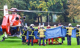 Einsatzkräfte stehen neben einem Rettungshubschrauber: Die neu gewählte Bürgermeisterin von Herdecke, Iris Stalzer (SPD), ist lebensgefährlich verletzt in ihrer Wohnung gefunden worden. - Alex Talash/dpa Einsatzkräfte stehen neben einem Rettungshubschrauber: Die neu gewählte Bürgermeisterin von Herdecke, Iris Stalzer (SPD), ist lebensgefährlich verletzt in ihrer Wohnung gefunden worden. - Alex Talash/dpa