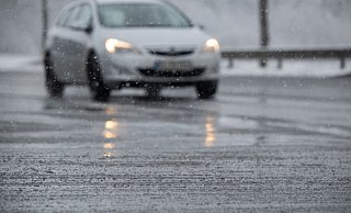 Durch gefrierenden Regen waren die Straßen auch in Gütersloh am Mittwochmorgen glatt. - Sebastian Gollnow/dpa Durch gefrierenden Regen waren die Straßen auch in Gütersloh am Mittwochmorgen glatt. - Sebastian Gollnow/dpa