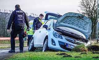 Eine Frau fuhr in einen Graben - vermutlich aufgrund eines internistischen Notfalls. Sie starb kurz darauf im Krankenhaus. - Paul Brinkmann Eine Frau fuhr in einen Graben - vermutlich aufgrund eines internistischen Notfalls. Sie starb kurz darauf im Krankenhaus. - Paul Brinkmann