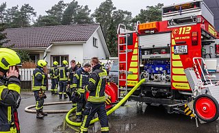 Die Einsatzkräfte waren für rund zwei Stunden in Schloß Holte-Stukenbrock im Einsatz. - Paul Brinkmann Die Einsatzkräfte waren für rund zwei Stunden in Schloß Holte-Stukenbrock im Einsatz. - Paul Brinkmann