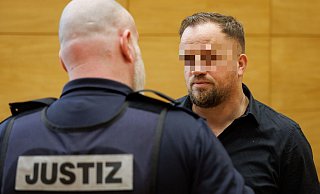 Berat Nimani (r.) hat sich am Dienstag erstmals vor dem Landgericht Bielefeld zu den Vorwürfen gegen ihn eingelassen. - Friso Gentsch/dpa Berat Nimani (r.) hat sich am Dienstag erstmals vor dem Landgericht Bielefeld zu den Vorwürfen gegen ihn eingelassen. - Friso Gentsch/dpa