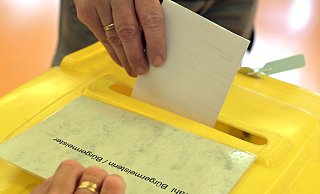 Ein Wähler steckt einen Wahlzettel in eine Wahlurne. Das gibt es am 23. Februar - aber auf kommunaler Ebene auch wieder am 14. September. - Michael Bahlo/dpa Ein Wähler steckt einen Wahlzettel in eine Wahlurne. Das gibt es am 23. Februar - aber auf kommunaler Ebene auch wieder am 14. September. - Michael Bahlo/dpa
