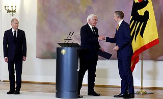 Das Ampel-Aus in einem Bild: Bundespräsident Frank-Walter Steinmeier übergibt Christian Lindner seine Entlassungsurkunde. Bundeskanzler Olaf Scholz schaut zu. - Christoph Soeder/dpa Das Ampel-Aus in einem Bild: Bundespräsident Frank-Walter Steinmeier übergibt Christian Lindner seine Entlassungsurkunde. Bundeskanzler Olaf Scholz schaut zu. - Christoph Soeder/dpa