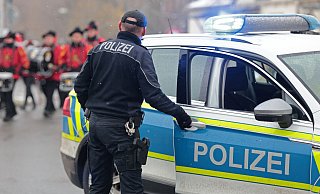 Die Polizei hat eine verstärkte Präsenz bei den Karnevalsumzügen angekündigt. - Matthias Bein/dpa Die Polizei hat eine verstärkte Präsenz bei den Karnevalsumzügen angekündigt. - Matthias Bein/dpa
