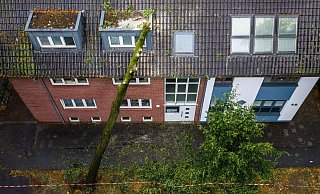 Ein Baum fiel bei dem Unwetter am Mittwoch, 2. Juli, in Bocholt auf ein Wohnhaus. - Christoph Reichwein/dpa Ein Baum fiel bei dem Unwetter am Mittwoch, 2. Juli, in Bocholt auf ein Wohnhaus. - Christoph Reichwein/dpa
