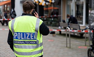 Ein Mitglied der "Mordkommission Ober" von der Kriminaltechnik steht an dem abgesperrten Tatort an der Obernstraße. - Friso Gentsch/dpa Ein Mitglied der "Mordkommission Ober" von der Kriminaltechnik steht an dem abgesperrten Tatort an der Obernstraße. - Friso Gentsch/dpa