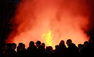 In einem Beverunger Ortsteil wird das Osterfeuer nicht stattfinden. Werden weitere Orte dem Vorbild folgen? - Matthias Bein/dpa In einem Beverunger Ortsteil wird das Osterfeuer nicht stattfinden. Werden weitere Orte dem Vorbild folgen? - Matthias Bein/dpa