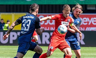 SCP-Abwehrchef Felix Götze (r.), hier gegen den Elversberger Robin Fellhauer, zeigte eine fehlerfreie Leistung. Auch Teamkollege Marcel Hoffmeier (l.) enttäuschte nicht. - David Inderlied/dpa SCP-Abwehrchef Felix Götze (r.), hier gegen den Elversberger Robin Fellhauer, zeigte eine fehlerfreie Leistung. Auch Teamkollege Marcel Hoffmeier (l.) enttäuschte nicht. - David Inderlied/dpa