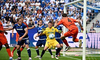 Paderborns Calvin Brackelmann (r.) kommt vor Karlsruhes Torwart Max Weiß an den Ball. - Uli Deck/dpa Paderborns Calvin Brackelmann (r.) kommt vor Karlsruhes Torwart Max Weiß an den Ball. - Uli Deck/dpa