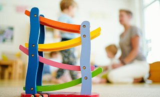 Die Anmeldezahlen in Bünder Kitas sinken. In einigen Stadtteilen herrscht dennoch eine Unterversorgung. - Uwe Anspach/dpa Die Anmeldezahlen in Bünder Kitas sinken. In einigen Stadtteilen herrscht dennoch eine Unterversorgung. - Uwe Anspach/dpa