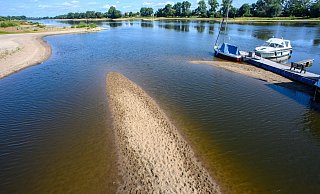 Sandbänke sind am Ufer der Elbe zu sehen: Wegen der anhaltenden Trockenheit ist derzeit Niedrigwasser. - Klaus-Dietmar Gabbert/dpa Sandbänke sind am Ufer der Elbe zu sehen: Wegen der anhaltenden Trockenheit ist derzeit Niedrigwasser. - Klaus-Dietmar Gabbert/dpa