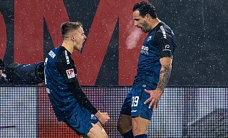Paderborns Adriano Grimaldi (r.) jubelt nach seinem Tor zum 1:0 mit Filip Bilbija. In der zweiten Hälfte sah der SCP-Stürmer Rot, doch sein Team feierte in Unterzahl einen Heimsieg gegen Nürnberg. - David Inderlied/dpa Paderborns Adriano Grimaldi (r.) jubelt nach seinem Tor zum 1:0 mit Filip Bilbija. In der zweiten Hälfte sah der SCP-Stürmer Rot, doch sein Team feierte in Unterzahl einen Heimsieg gegen Nürnberg. - David Inderlied/dpa