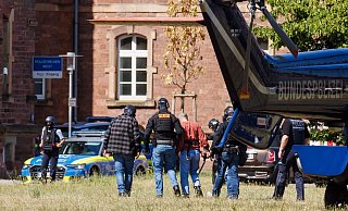An Händen und Füßen gefesselt wird Attentäter Mahmoud M. aus dem Hubschrauber geführt. - Philipp von Ditfurth/dpa An Händen und Füßen gefesselt wird Attentäter Mahmoud M. aus dem Hubschrauber geführt. - Philipp von Ditfurth/dpa