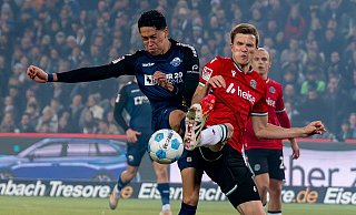 Paderborns Santiago Castañeda (links) im Zweikampf mit Fabian Kunze von Hannover 96. - David Inderlied/dpa Paderborns Santiago Castañeda (links) im Zweikampf mit Fabian Kunze von Hannover 96. - David Inderlied/dpa