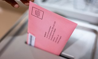 Am Sonntagabend werden die Stimmen im Wahlkreis 134 ausgezählt (Symbolbild). - Marijan Murat/dpa Am Sonntagabend werden die Stimmen im Wahlkreis 134 ausgezählt (Symbolbild). - Marijan Murat/dpa