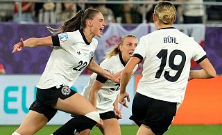 Fußball, Frauen: EM, Deutschland - Polen, Vorrunde, Gruppe C, 1. Spieltag, Deutschlands Jule Brand (l) jubelt nach ihrem Treffer zum 1:0. (zu dpa: «Gwinns Ausfall schockt Fußballerinnen bei 2:0 gegen Polen») - Martin Meissner/AP/dpa Fußball, Frauen: EM, Deutschland - Polen, Vorrunde, Gruppe C, 1. Spieltag, Deutschlands Jule Brand (l) jubelt nach ihrem Treffer zum 1:0. (zu dpa: «Gwinns Ausfall schockt Fußballerinnen bei 2:0 gegen Polen») - Martin Meissner/AP/dpa