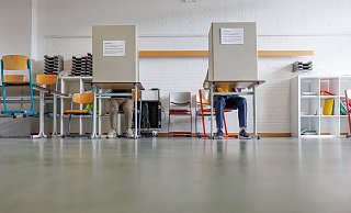Zwei Wahlkabinen in Bielefeld. Die Wahlbeteiligung lag in der Stadt bei 57,5 Prozent. Generell lag die Wahlbeteiligung bei der Kommunalwahl 2025 höher. - Friso Gentsch/dpa Zwei Wahlkabinen in Bielefeld. Die Wahlbeteiligung lag in der Stadt bei 57,5 Prozent. Generell lag die Wahlbeteiligung bei der Kommunalwahl 2025 höher. - Friso Gentsch/dpa