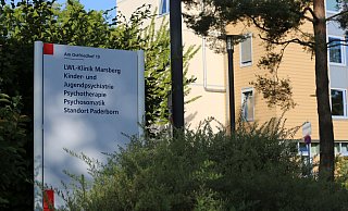 In dieser psychiatrischen Klinik in Paderborn soll eine 13-jährige Patientin eine Betreuerin mit einem spitzen Gegenstand angegriffen haben. Die Frau schwebte zeitweise in Lebensgefahr. - Christian Müller/dpa In dieser psychiatrischen Klinik in Paderborn soll eine 13-jährige Patientin eine Betreuerin mit einem spitzen Gegenstand angegriffen haben. Die Frau schwebte zeitweise in Lebensgefahr. - Christian Müller/dpa