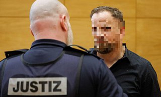 Die Mordkommission sucht Berat Nimani (r., hier im Landgericht Bielefeld). Er soll an der Kreuzstraße auf Angehörige des mutmaßlichen Mörders, der seinen Bruder getötet haben soll, geschossen haben. - Friso Gentsch/dpa Die Mordkommission sucht Berat Nimani (r., hier im Landgericht Bielefeld). Er soll an der Kreuzstraße auf Angehörige des mutmaßlichen Mörders, der seinen Bruder getötet haben soll, geschossen haben. - Friso Gentsch/dpa