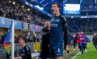 Calvin Brackelmann (rechts) war nach seinem Siegtor der umjubelte Spieler des SC Paderborn. - David Inderlied/dpa Calvin Brackelmann (rechts) war nach seinem Siegtor der umjubelte Spieler des SC Paderborn. - David Inderlied/dpa