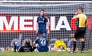 Felix Götze (v. l.), Mattes Hansen, Tjark Scheller und Torwart Manuel Riemann direkt nach dem Elversberger Tor zum 1:1-Ausgleich. - David Inderlied/dpa Felix Götze (v. l.), Mattes Hansen, Tjark Scheller und Torwart Manuel Riemann direkt nach dem Elversberger Tor zum 1:1-Ausgleich. - David Inderlied/dpa