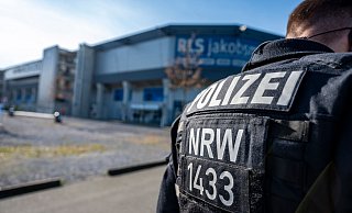 Im Bereich der Shuttle-Bus-Haltestelle war es durch Unbekannte zu einem tätlichen Angriff auf einen Vierjährigen, dessen Vater und Großvater gekommen. (Themenbild) - David Inderlied/dpa Im Bereich der Shuttle-Bus-Haltestelle war es durch Unbekannte zu einem tätlichen Angriff auf einen Vierjährigen, dessen Vater und Großvater gekommen. (Themenbild) - David Inderlied/dpa
