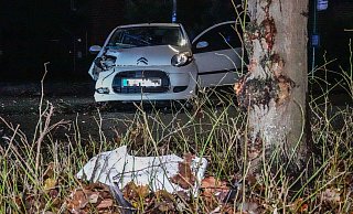 Eine Frau aus Oerlinghausen kollidierte mit einem Baum, sie wurde dabei leicht verletzt. - Paul Brinkmann Eine Frau aus Oerlinghausen kollidierte mit einem Baum, sie wurde dabei leicht verletzt. - Paul Brinkmann
