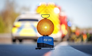 Die Polizei sicherte die Unfallstelle (Symbolbild). - Friso Gentsch/dpa Die Polizei sicherte die Unfallstelle (Symbolbild). - Friso Gentsch/dpa