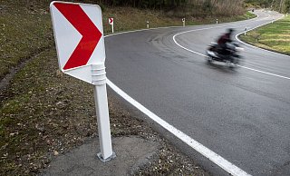 Auf kurvenreicher Strecke hat ein Motorradfahrer am Montagabend sein Handy verloren. Es folgt ein großer Einsatz der Feuerwehr. - Marijan Murat/dpa Auf kurvenreicher Strecke hat ein Motorradfahrer am Montagabend sein Handy verloren. Es folgt ein großer Einsatz der Feuerwehr. - Marijan Murat/dpa