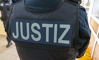 Unter anderem auch wegen gefährlicher Körperverletzung muss sich ein Familienvater vor Gericht in Höxter verantworten. - Stefan Sauer/dpa Unter anderem auch wegen gefährlicher Körperverletzung muss sich ein Familienvater vor Gericht in Höxter verantworten. - Stefan Sauer/dpa