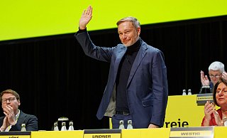 Christian Lindner, Bundesvorsitzender der FDP, am Sonntag auf dem Podium bei der Landeswahlversammlung der FDP NRW in Bielefeld. - Friso Gentsch/dpa Christian Lindner, Bundesvorsitzender der FDP, am Sonntag auf dem Podium bei der Landeswahlversammlung der FDP NRW in Bielefeld. - Friso Gentsch/dpa