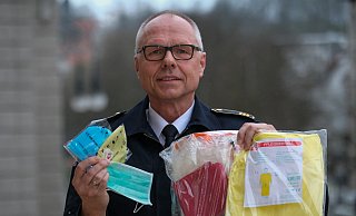 Masken, Hauben, Anzüge – Feuerwehrchef Hans-Dieter Mühlenweg ruft zu Spenden von Infektionsschutz auf. Foto: Andreas Zobe - Foto: Andreas Zobe/NW Masken, Hauben, Anzüge – Feuerwehrchef Hans-Dieter Mühlenweg ruft zu Spenden von Infektionsschutz auf. Foto: Andreas Zobe - Foto: Andreas Zobe/NW