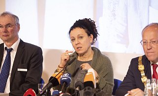 Olda Tokartzuk hat den Literaturnobellpreis erhalten. Neben ihr sitzen Klaus-Georg Loest (l.) und OB Pit Clausen. - Jörg Dieckmann Olda Tokartzuk hat den Literaturnobellpreis erhalten. Neben ihr sitzen Klaus-Georg Loest (l.) und OB Pit Clausen. - Jörg Dieckmann