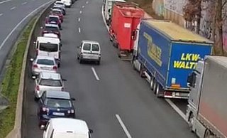 Der Rückwärts-Fahrer auf der A30. - Facebook-User Der Rückwärts-Fahrer auf der A30. - Facebook-User