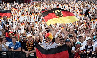 Zur WM 2018 trafen sich vielerorts Menschen zum gemeinsamen Mitfiebern - dieses Jahr wird das wohl anders. - Bernd von Jutrczenka/dpa Zur WM 2018 trafen sich vielerorts Menschen zum gemeinsamen Mitfiebern - dieses Jahr wird das wohl anders. - Bernd von Jutrczenka/dpa