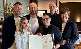 Stellvertretend für die Erstausbildungsbetriebe im Kreis Paderborn wurde dem AiREA Hotel in Büren die entsprechende Urkunde übergeben. Mit dabei sind Hotelmanager Peter Schröder, Ausbilderin Kim-Darline Krieger, Geschäftsführer Arndt Brüning, Auszubildende Katharina Peters, der IHK-Referent Kaufmännische Ausbildung Michael Kaiser und Ute Horstkötter-Starke, IHK-Geschäftsführerin Berufliche Bildung. - IHK Ostwestfalen Stellvertretend für die Erstausbildungsbetriebe im Kreis Paderborn wurde dem AiREA Hotel in Büren die entsprechende Urkunde übergeben. Mit dabei sind Hotelmanager Peter Schröder, Ausbilderin Kim-Darline Krieger, Geschäftsführer Arndt Brüning, Auszubildende Katharina Peters, der IHK-Referent Kaufmännische Ausbildung Michael Kaiser und Ute Horstkötter-Starke, IHK-Geschäftsführerin Berufliche Bildung. - IHK Ostwestfalen