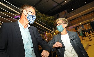 Marion Weike gratuliert Sven-Georg Adenauer zum Wahlsieg. - Andreas Frücht Marion Weike gratuliert Sven-Georg Adenauer zum Wahlsieg. - Andreas Frücht