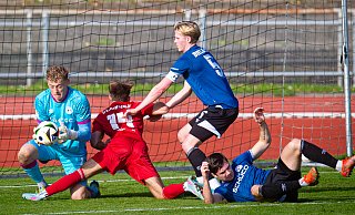 Hektik vor der Torlinie: Arminias Torwart Philip Hildesheim fängt den Ball vor dem Clarholzer Janis Büscher. DSC-Kapitän Yoost Diezemann versucht, keinen Anlass für einen Elfmeter zu geben. - Mike-Dennis Mueller/www.mdm.photo Hektik vor der Torlinie: Arminias Torwart Philip Hildesheim fängt den Ball vor dem Clarholzer Janis Büscher. DSC-Kapitän Yoost Diezemann versucht, keinen Anlass für einen Elfmeter zu geben. - Mike-Dennis Mueller/www.mdm.photo