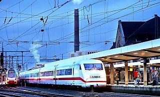 Am Hauptbahnhof Bielefeld sollen wieder mehr ICE-Züge halten. Das fordern Rot-Grün-Rot und die CDU im Rat. - Sarah Jonek Am Hauptbahnhof Bielefeld sollen wieder mehr ICE-Züge halten. Das fordern Rot-Grün-Rot und die CDU im Rat. - Sarah Jonek