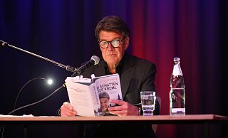 Der Russland-Experte Udo Lielischkies fesselt das Publikum in der Druckerei nicht nur mit Passagen aus seinem Buch "Im Schatten des Kreml", sondern auch mit seinen Erzählungen. Foto: Elke Niedringhaus-Haasper - Elke Niedringhaus-Haasper Der Russland-Experte Udo Lielischkies fesselt das Publikum in der Druckerei nicht nur mit Passagen aus seinem Buch "Im Schatten des Kreml", sondern auch mit seinen Erzählungen. Foto: Elke Niedringhaus-Haasper - Elke Niedringhaus-Haasper