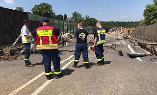 Ein Erkundungstrupp kümmert sich um zerstörte Straßen und Brücken. - Technisches Hilfswerk Bielefeld Ein Erkundungstrupp kümmert sich um zerstörte Straßen und Brücken. - Technisches Hilfswerk Bielefeld