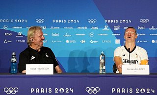 Horst Hrubesch und Alexandra Popp: Überglücklich nach dem Bronze-Gewinn - Marcus Brandt/dpa Horst Hrubesch und Alexandra Popp: Überglücklich nach dem Bronze-Gewinn - Marcus Brandt/dpa