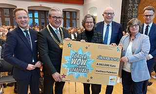 CDU-Staatssekretär Daniel Sieveke (v. l.), Bürgermeister Michael Dreier, NRW-Ministerin Ina Scharrenbach, NRW-Landtagsabgeordneter Bernhard Hoppe-Biermeyer, NRW-Landtagsabgeordnete Norika Creuzmann und Bundestagsabgeordneter Carsten Linnemann. - Viktoria Bartsch CDU-Staatssekretär Daniel Sieveke (v. l.), Bürgermeister Michael Dreier, NRW-Ministerin Ina Scharrenbach, NRW-Landtagsabgeordneter Bernhard Hoppe-Biermeyer, NRW-Landtagsabgeordnete Norika Creuzmann und Bundestagsabgeordneter Carsten Linnemann. - Viktoria Bartsch