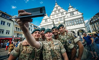 Erinnerungen an Paderborn: Diese Soldaten machen ein Selfie vorm Rathaus. - Besim Mazhiqi Erinnerungen an Paderborn: Diese Soldaten machen ein Selfie vorm Rathaus. - Besim Mazhiqi