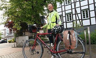 Angela Brüning - Mitglied im ADFC Enger-Spenge - radelt jeden Schultag von Bielefeld über Enger bis Bünde und zurück. Mit diesem Fahrrad hat sie schon weit mehr als 125.000 Kilometer zurück gelegt - Karin Wessler Angela Brüning - Mitglied im ADFC Enger-Spenge - radelt jeden Schultag von Bielefeld über Enger bis Bünde und zurück. Mit diesem Fahrrad hat sie schon weit mehr als 125.000 Kilometer zurück gelegt - Karin Wessler