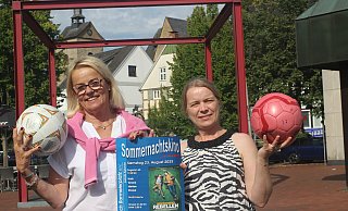 Jutta Keßler-Theil (l.) und Elena Krenz laden zu einem Fußballabend der besonderen Art ein. - Jan-Henrik Gerdener Jutta Keßler-Theil (l.) und Elena Krenz laden zu einem Fußballabend der besonderen Art ein. - Jan-Henrik Gerdener