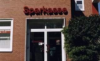 Das Foto zeigt die Geschäftsstelle an der Kahlertstraße in Gütersloh, die zukünftig eine reine Selbstbedienungs-Geschäftsstelle sein wird. - Sparkasse Das Foto zeigt die Geschäftsstelle an der Kahlertstraße in Gütersloh, die zukünftig eine reine Selbstbedienungs-Geschäftsstelle sein wird. - Sparkasse