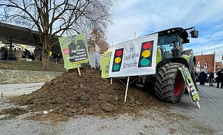 Proteste im Vorfeld des politischen Aschermittwochs der Grünen vor der Stadthalle in Biberach. - David Nau/dpa Proteste im Vorfeld des politischen Aschermittwochs der Grünen vor der Stadthalle in Biberach. - David Nau/dpa