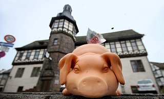 Sparzwang oder Investitionen? Die Herausforderung der Zukunft in Höxter können nicht ohne große finanzielle Mittel bewältigt werden. - David Schellenberg Sparzwang oder Investitionen? Die Herausforderung der Zukunft in Höxter können nicht ohne große finanzielle Mittel bewältigt werden. - David Schellenberg
